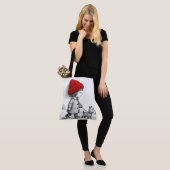 Kleines Mädchen mit roter 3D-Mütze führt ihren Hun Tasche (Am Model)