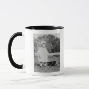 Kleines Mädchen mit Spielzeug-Lastwagen Tasse