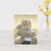 Kleines Mädchen mit Teddy Bär auf Bahnstrecke Karte (Gelbe Blume)