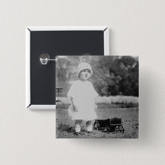 Kleines Mädchen mit Toy Wagon Button (Vorne & Hinten)