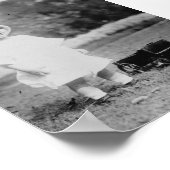 Kleines Mädchen mit Toy Wagon Poster (Ecke)