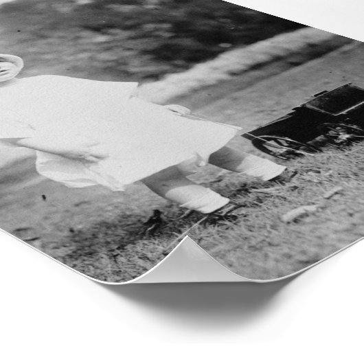 Kleines Mädchen mit Toy Wagon Poster (Ecke)