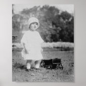 Kleines Mädchen mit Toy Wagon Poster (Vorne)