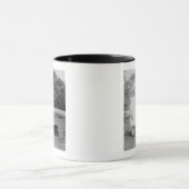 Kleines Mädchen mit Toy Wagon Tasse (Zentrum)