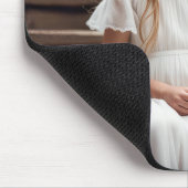 Kleines Mädchen mit weißer Katze Mousepad (Ecke)