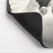 Kleines Mädchen riecht nach Hibiskus Mousepad (Ecke)