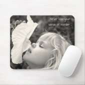 Kleines Mädchen riecht nach Hibiskus Mousepad (Mit Mouse)