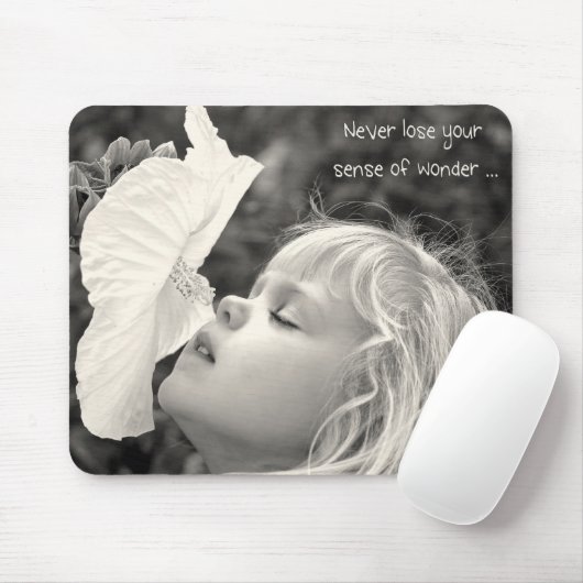 Kleines Mädchen riecht nach Hibiskus Mousepad (Mit Mouse)