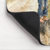 Kleines Mädchen schickt eine Karte Mousepad (Ecke)