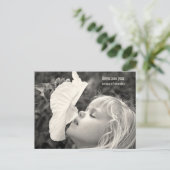 kleines Mädchen schnüffelt Hibiskus Feiertagspostkarte (Stehend Vorderseite)