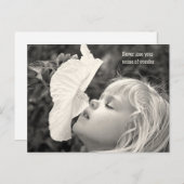 kleines Mädchen schnüffelt Hibiskus Feiertagspostkarte (Vorne/Hinten)