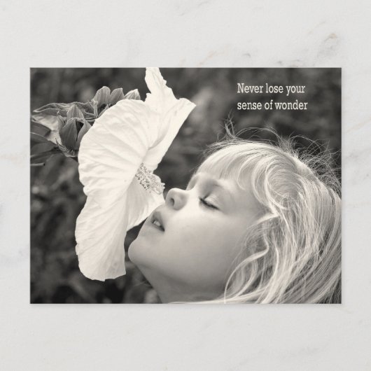 kleines Mädchen schnüffelt Hibiskus Feiertagspostkarte (Vorderseite)