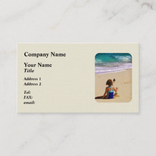 Kleines Mädchen spielt im Sand Visitenkarte
