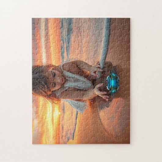 Kleines Mädchen spielt mit einer Krabbe Puzzle (Vertikal)