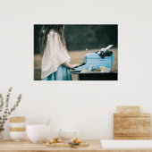 Kleines Mädchen tippt eine Geschichte Poster (Küche)