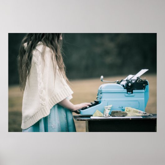 Kleines Mädchen tippt eine Geschichte Poster (Vorne)