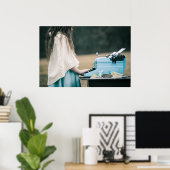 Kleines Mädchen tippt eine Geschichte Poster (Heimbüro)