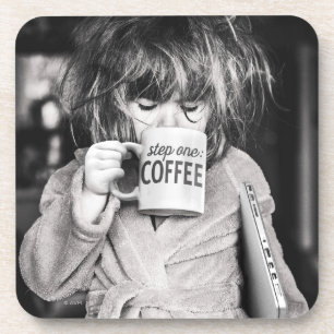 Kleines Mädchen trinkt Kaffee Getränkeuntersetzer