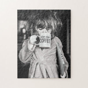 Kleines Mädchen trinkt Kaffee Puzzle