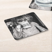 Kleines Mädchen trinkt Kaffee Rechteckiger Pappuntersetzer (angewinkelt)