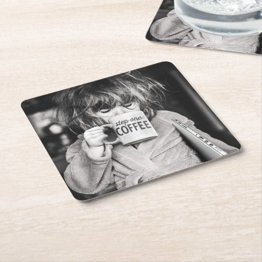 Kleines Mädchen trinkt Kaffee Rechteckiger Pappuntersetzer (angewinkelt)