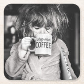 Kleines Mädchen trinkt Kaffee Rechteckiger Pappuntersetzer (Vorderseite)