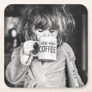 Kleines Mädchen trinkt Kaffee Rechteckiger Pappuntersetzer