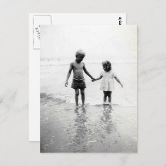 Kleines Mädchen und Junge mit Postkarte (Vorne/Hinten)
