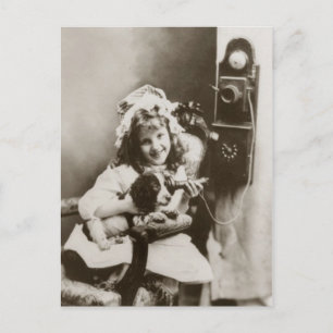 Kleines Mädchen und Welpe, die mit Telefon spielen Postkarte