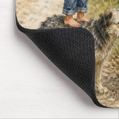 Kleines Mädchen verschickt einen Briefumschlag Mousepad (Ecke)