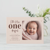 Kleines Miss ONEderful Script-Foto Einladung (Stehend Vorderseite)