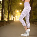 Kleines, miteinander verbundene Lila Herzmuster üb Capri Leggings<br><div class="desc">Dieses lustige Design zeichnet sich durch ein Muster von kleinen,  miteinander verbundenen lila Herzen auf weißem Hintergrund und pastellfarbenen lila Bund aus.</div>