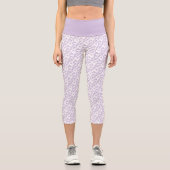 Kleines, miteinander verbundene Lila Herzmuster üb Capri Leggings (Vorderseite)