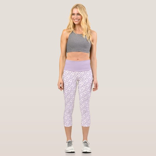 Kleines, miteinander verbundene Lila Herzmuster üb Capri Leggings (Vorderseite)