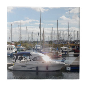 Kleines Motorboot, das die Sonne fängt Fliese