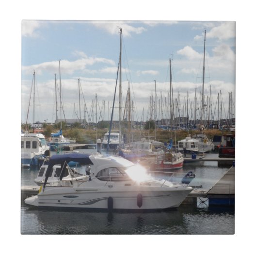 Kleines Motorboot, das die Sonne fängt Fliese (Vorderseite)
