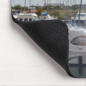 Kleines Motorboot, das The Sun fängt Mousepad (Ecke)