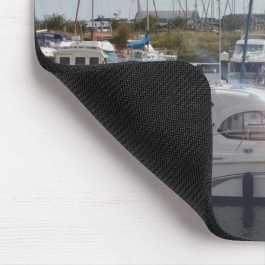 Kleines Motorboot, das The Sun fängt Mousepad (Ecke)