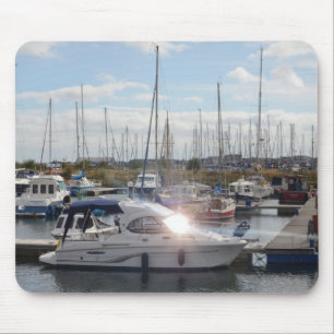 Kleines Motorboot, das The Sun fängt Mousepad