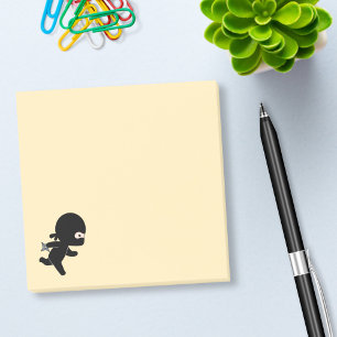 Kleines Ninja, das auf Gelb läuft Post-it Klebezettel