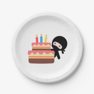 Kleines Ninja hinter Geburtstags-Kuchen Pappteller
