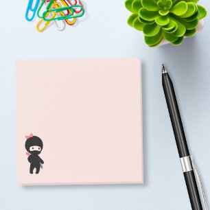 Kleines Ninja Mädchen auf Rosa Post-it Klebezettel