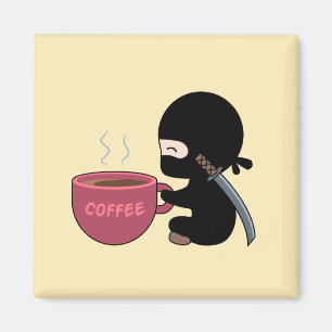 Kleines Ninja mit der großen Kaffee-Tasse auf Gelb Magnet