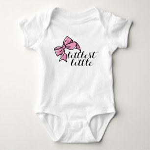 Kleines Outfit für kleine Mädchen mit rosa Bug Baby Strampler