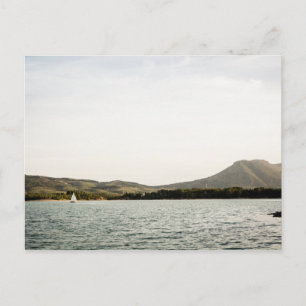 Kleines Schiff, das nachmittags auf einem See sege Postkarte