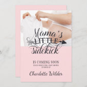 Kleines Sidekick Baby Bump Pink Girl Einladung (Vorne/Hinten)