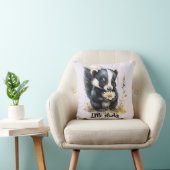 Kleines Stinktier schnüffelt an Gänseblümchen Kissen (Stuhl )