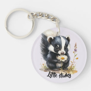 Kleines Stinktier schnüffelt an Gänseblümchen  Schlüsselanhänger