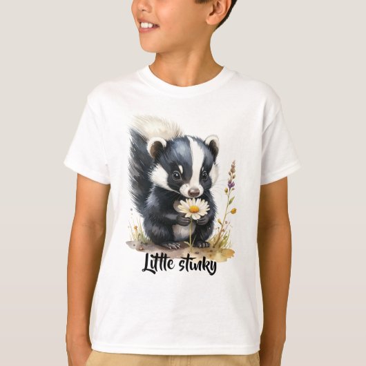 Kleines Stinktier schnüffelt an Gänseblümchen  T-Shirt (Vorderseite)