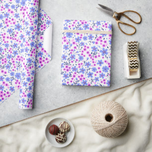 Kleines süßes weißes blaues rosa Blumenmuster Geschenkpapier